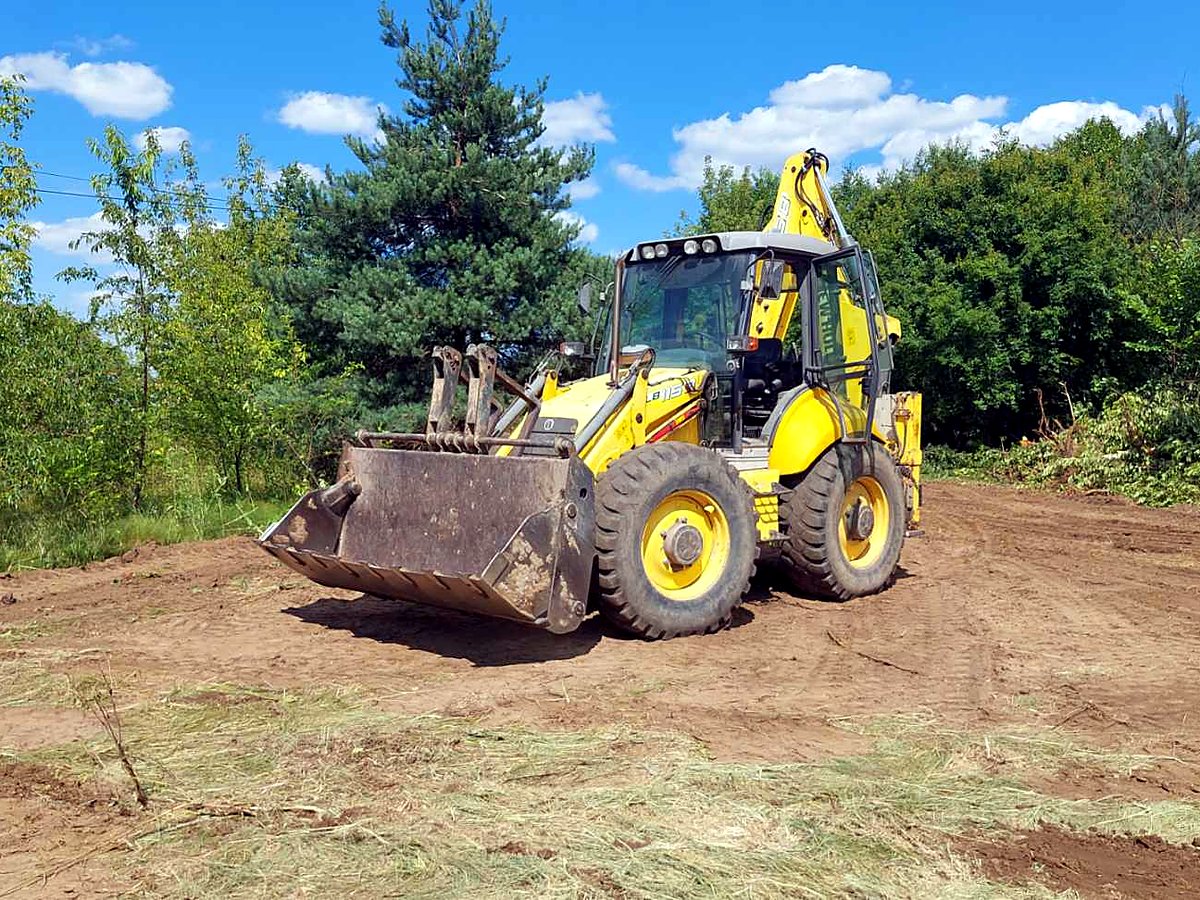 Koparko-ładowarka New Holland – roboty ziemne Legionowo